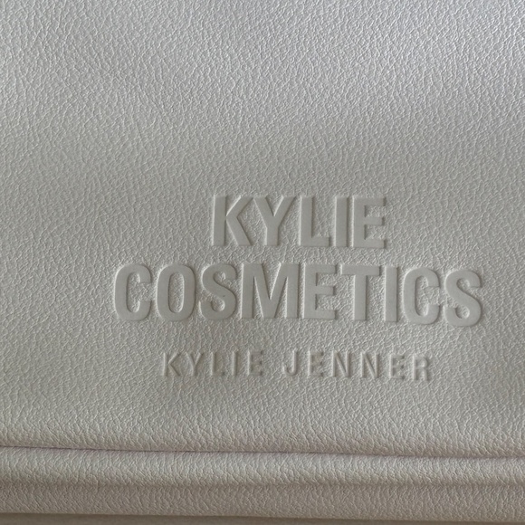 New Kylie Cosmetics Light Pink Zippered Cosmetic Case  w/ Zipper Charm & Mirror - Picture 9 of 13